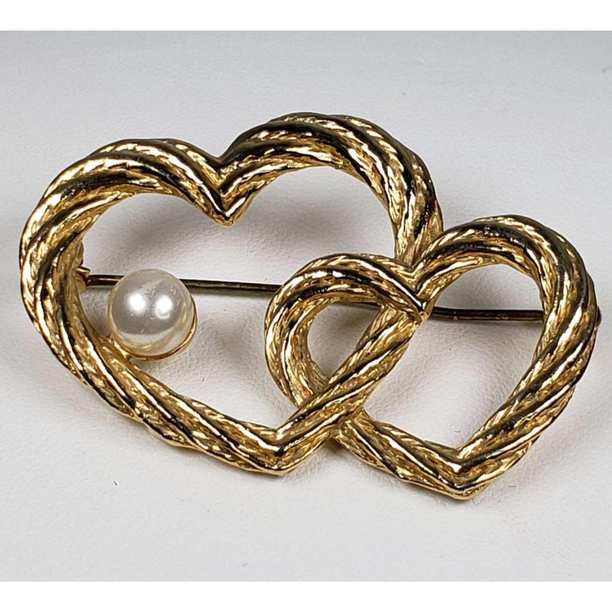 Vtg 1980s Aai Gold Tone Double Interlocking Hearts WFaux Pearl Marked Brooch 32$